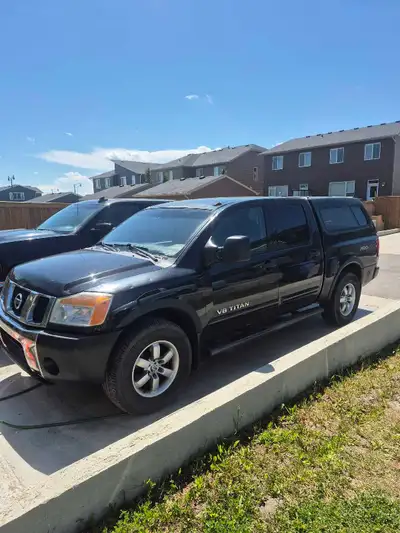 2007 Nissan Titan 4x4 – $4,900 230,000 km Powerful V8 engine Runs and drives good Black leather inte...