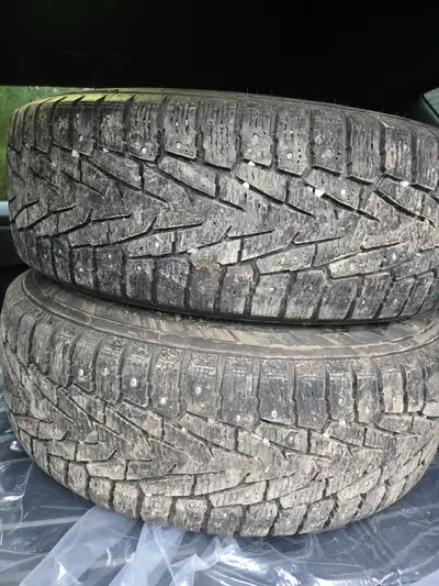 Pneus d'hiver Nokian Norman 7 225 70 R16 SUV à crampons en bon état pour faire au moins 2 hivers. Ro...