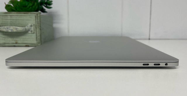 MacBook Pro (15-inch,  TouchBar,    2016) (i7, 16GB, 512GB) in Laptops in City of Montréal - Image 4