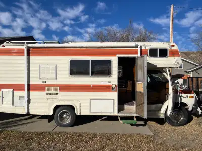 24ft 1979 GMC 3500 88,000km Clean , no leaks. some small dings outside body but easy fix Not one cra...