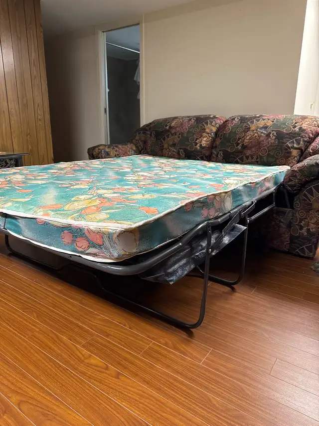 Sofa bed with foldable mattress / Canapé-lit avec lit pliable in Couches & Futons in City of Montréal - Image 6