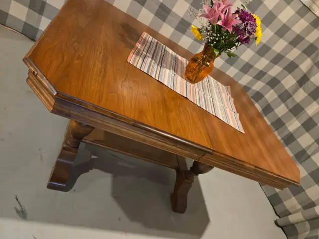 Beautiful Walnut Dinner Table, with built in Leaf $200.00 in Dining Tables & Sets in St. Catharines - Image 5
