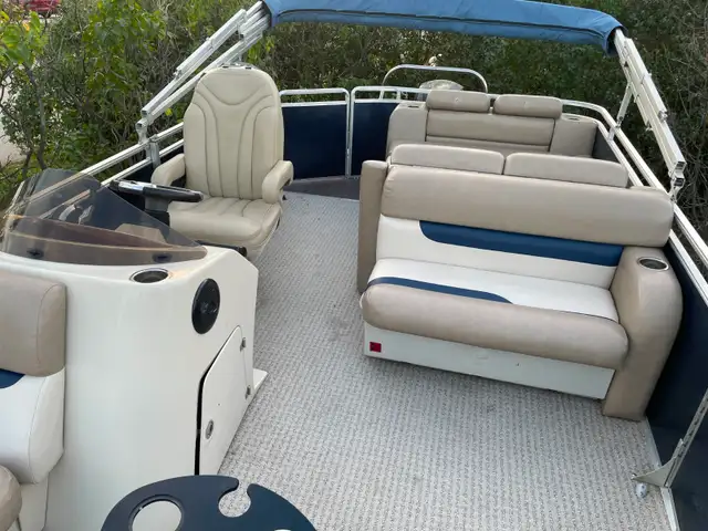 Pontoon for sale in Powerboats & Motorboats in Regina - Image 7