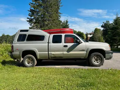 2005 Silverado LT. Duramax diesel 6600 V8. 244,425 km. This was my late fathers’ truck. I have the o...