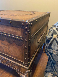 Wine chest table