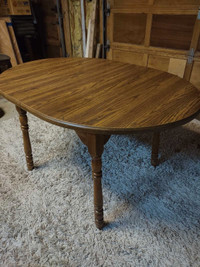 WOODEN DINING TABLE WITH A LEAF LIKE NEW 