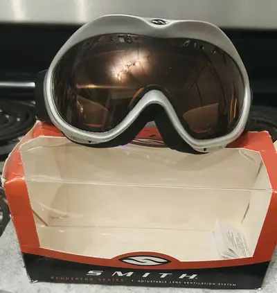Get ready to hit the slopes with these Smith snow goggles - They are designed with an adjustable len...