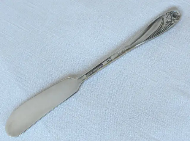 BIRKS ANTIQUE SILVER BUTTER SPREADER in Arts & Collectibles in Calgary - Image 3