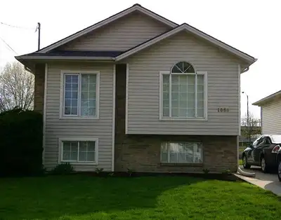 Looking for a comfortable, all-inclusive, and study-friendly home close to the University of Windsor...