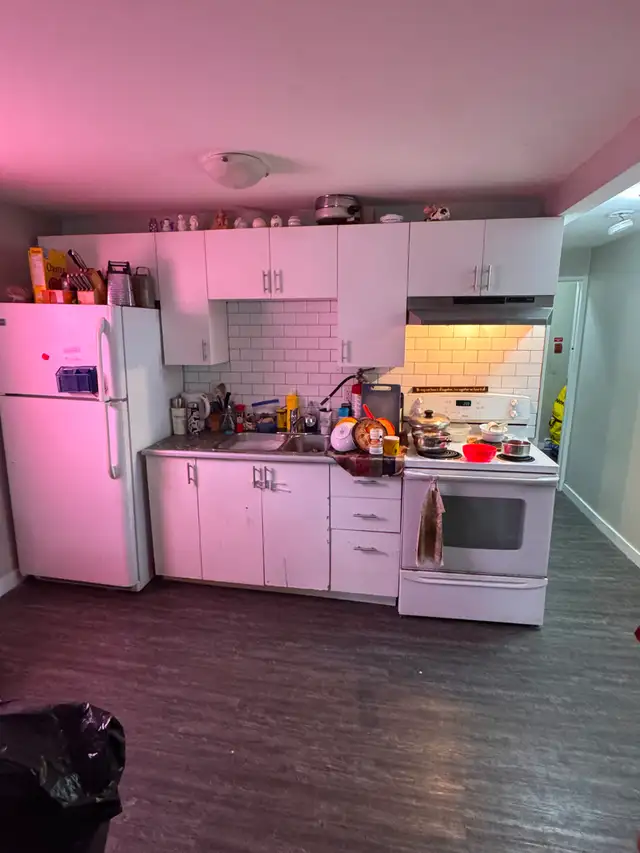 2 Bed/1 Bath Triplex Suite, West End, *no laundry