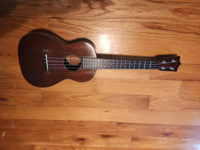 VINTAGE Martin Ukulele Tenor, c.1950! W/Case! FREE SHIPPING! in Guitars in Vancouver - Image 3