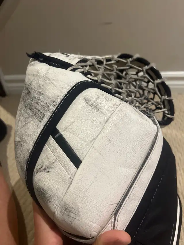 Warrior Ritual Gt Pro Goalie Trapper in Hockey in Ottawa - Image 8