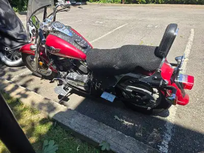 Kawasaki VN-800 2003 avec 54.000 km. Les deux pneus sont neufs je change les freins avant et arrière...