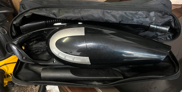 Aspirateur de voiture  . Utilisé dans Autres pièces et accessoires  à Laval/Rive Nord - Image 2