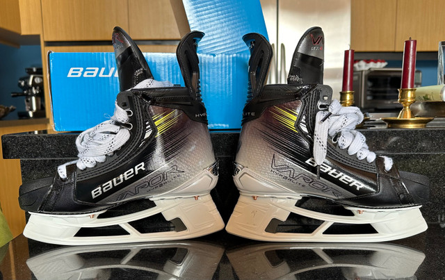Bauer Hyperlite 2 Skates in Hockey in Banff / Canmore - Image 2