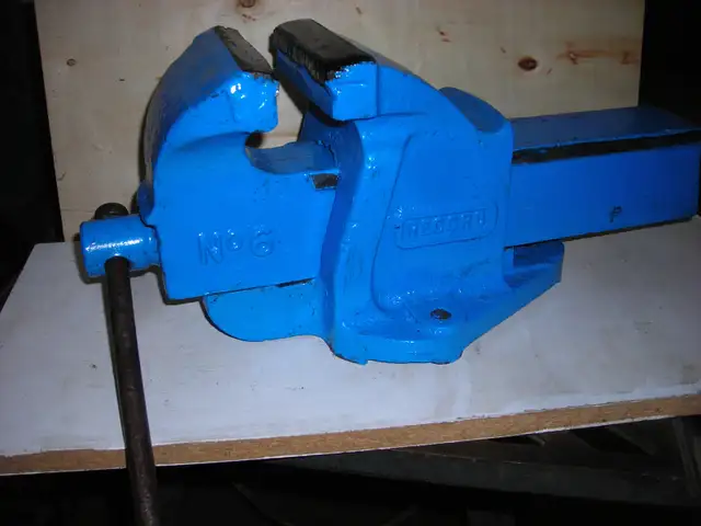 Record  Bench  Vise422657997501245441