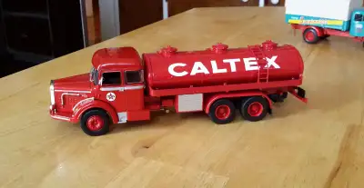 Diecast 1/43 superbe camion citerne Bernard 6 R1 80 '' Caltex '' de 1959. Détails époustouflants. Li...