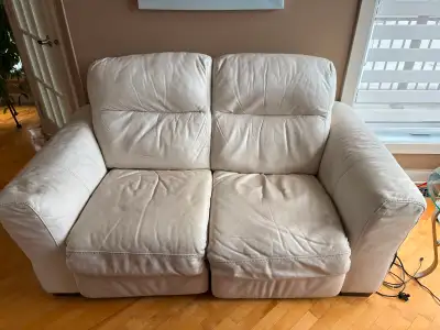 Deux causeuses inclinable Natuzzi en cuir, mécanisme d’un des sièges ne fonctionne plus, quelques ég...