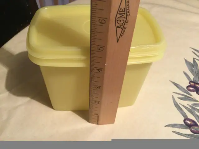 Tupperware vintage   bol jaune soleil en hauteur in Arts & Collectibles in Laval / North Shore - Image 3