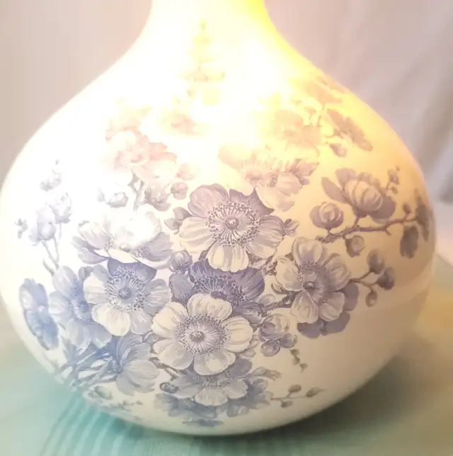 Ceramic Floral Table Lamp with Pleated Shade Blue and White 70s in Indoor Lighting & Fans in Markham / York Region - Image 5
