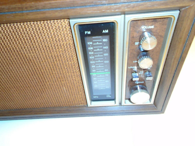 Vintage Sony TFM-9450W 11 Transistor 2 Band Radio Walnut Wood Gr in Stereo Systems & Home Theatre in Ottawa - Image 2