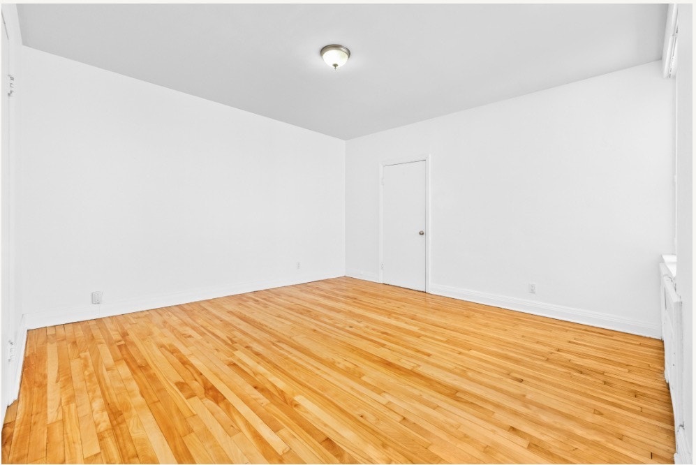 4855 Queen Mary, Montreal - 4½ AVEC PLANCHERS DE BOIS FRANC — photo 3