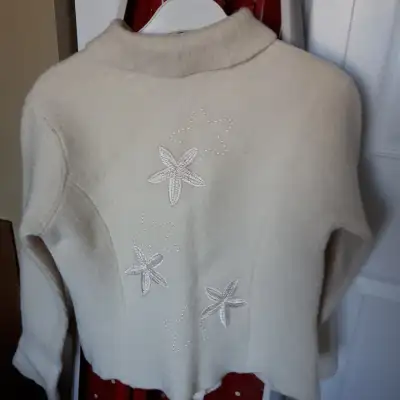 BEAU CHANDAIL BLANC FRANCO VALÉRIE POUR FILLETTE 12 ANS: $10.00, View more
