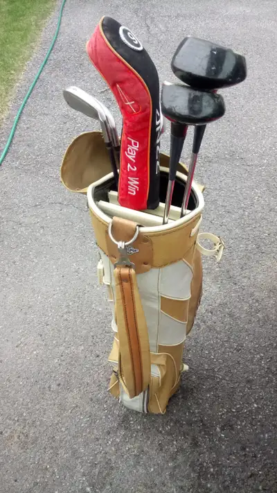 Sacs et bâtons de golf, Skis de fond,  Raquettes tennis, View more