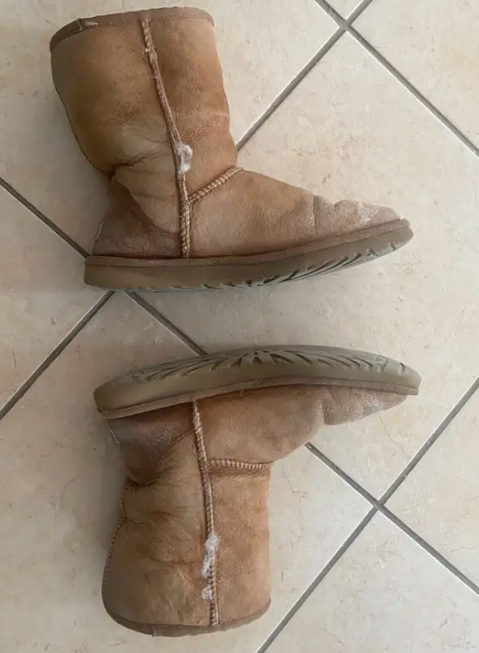 Women ugg boots worn out size 8 can be cleaned dans Femmes - Chaussures  à Laval/Rive Nord - Image 3