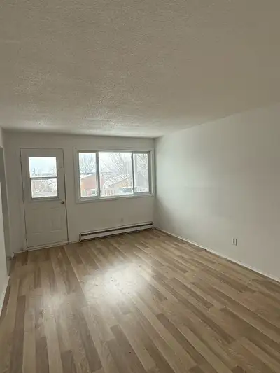 Très grand logement avec 2 chambres à Hull, chauffés et éclairés et 1 stationnement. Très sécuritair...