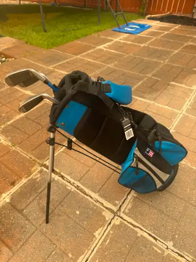 Left handed US kids golf clubs. Mint condition. Outgrown, used only a couple times. Stored indoors....
