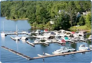 Terrain, roulotte et marina en bordure du lac Memphrémagog Situé au Domaine ruisseau château à Potto...