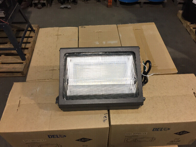 VALEUR DE 300$ Lumière extérieur commerciale DEL WP60 LED Light dans Autres équipements commerciaux et industriels  à Laval/Rive Nord - Image 4