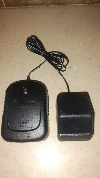 -12v battery charger BLACK/DECKER -good overall condition Contact kijiji msngr