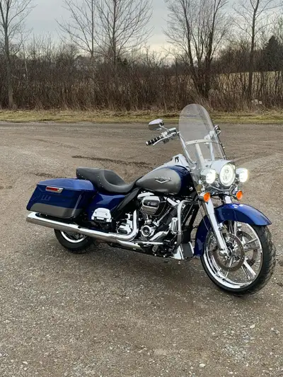 2017 Road King with fresh MVI and serviced ready to roll. Too many extras to list bike is mint! Smok...