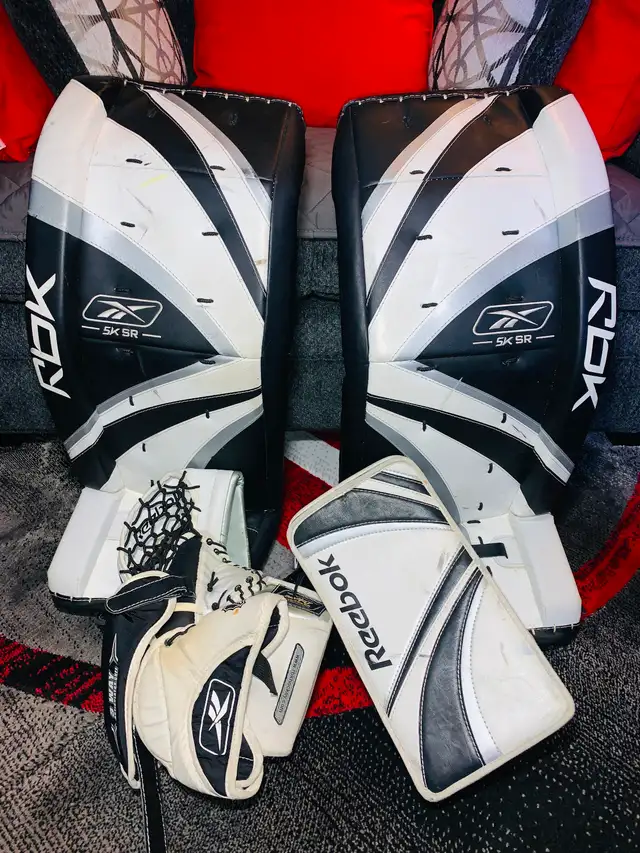 REEBOK RBK-ENSEMBLE GARDIEN DE BUT/HOCKEY GOALER PADS (C036) in Hockey in City of Montréal - Image 5