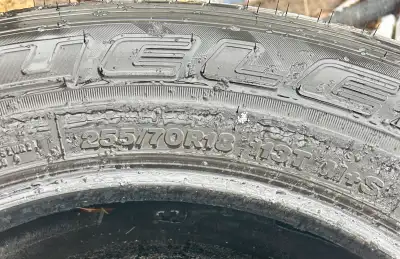 Bridgestone Dueller H/T 255 70R (5) 4 of them used for 4 months, 1 never used