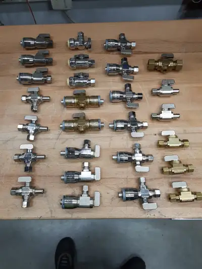 Lot de valves de plomberie neuves, View more