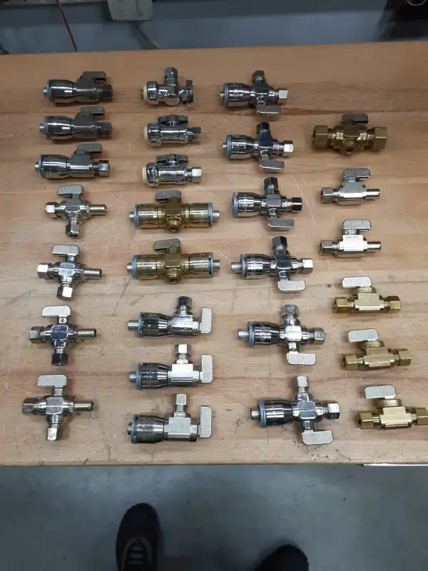 Lot de valves de plomberie neuves in Plumbing, Sinks, Toilets & Showers in City of Montréal - Image 2