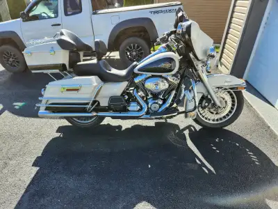 2012 Harley Davidson Électra Glide FLHTC en super condition. 96000 Km. Moteur 103 1690cc, repose pie...