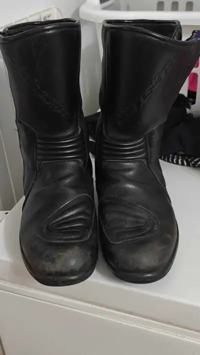 Je vends mes bottes de moto Alpine Star de taille 44, 9.5 us parfaites pour tout motard cherchant pr...