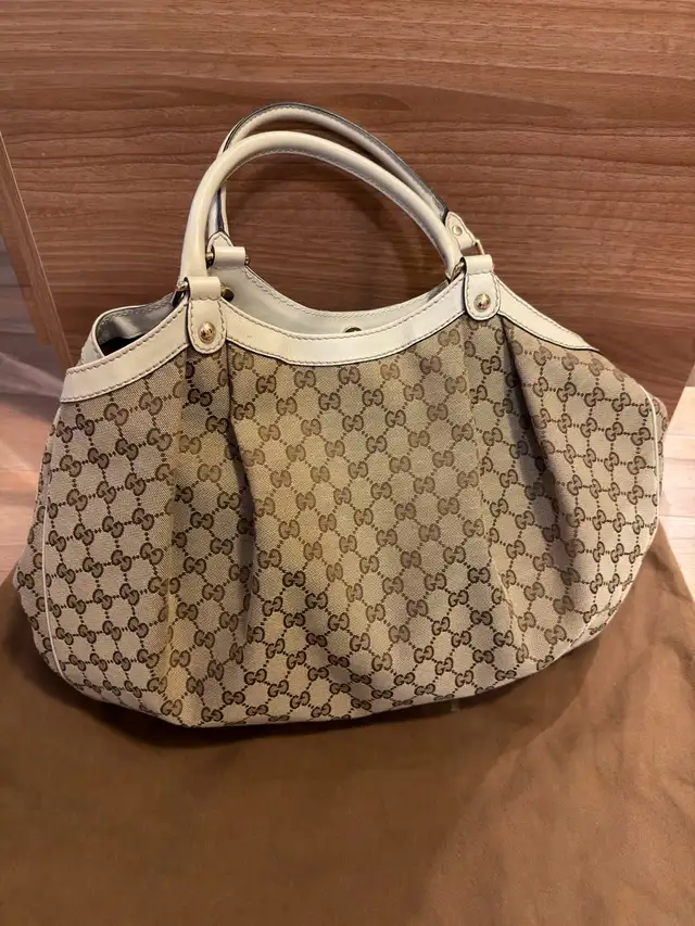 9.9/10 Gucci Classic Maxi Shopping bag in Women's - Bags & Wallets in Markham / York Region - Image 3