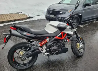 *Négociable Belle petite Aprilia Shiver 900 2018 à vendre à Terrebonne 6 500$. Plaque tourisme. Parf...