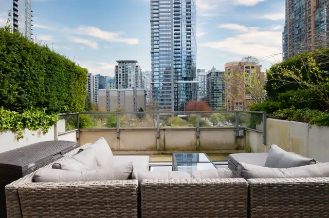 Sleeps 6 - Yaletown Townhouse-Style Condo
