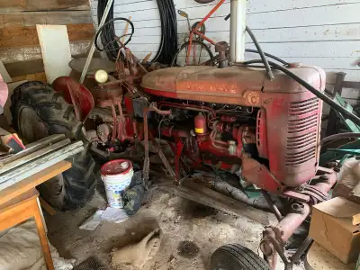 Tracteur farmall rouge 1952 a vendre . Il est entreposé dans un garage depuis 30 ans en beauce . Bon...