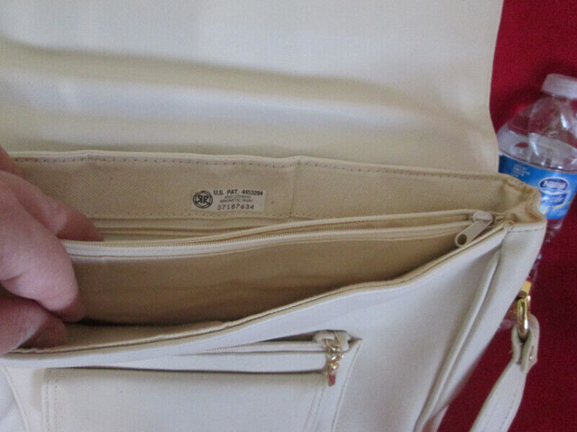 cream Handbag in Great Condition in Women's - Bags & Wallets in Markham / York Region - Image 2