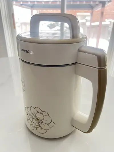 Selling a used Joyoung soymilk maker in good working condition. Great for making fresh soy milk, ric...
