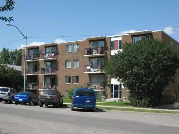 Sunalta large innercity 2BR apt - 20 min to downtown Calgary