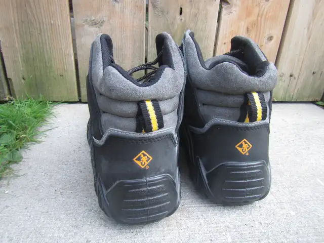 Size 11 Terra Venom Mid TR Work Boots in Men's Shoes in City of Toronto - Image 4