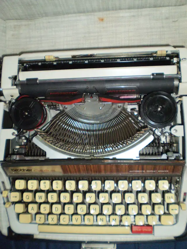 Portable Manual Typewriter, Brother Echelon 89, 1970 in Arts & Collectibles in City of Toronto - Image 4